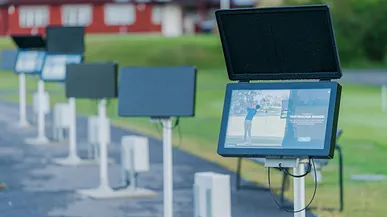 En digitaliserad drivingrange utomhus, med skärmar från Toptracer. 