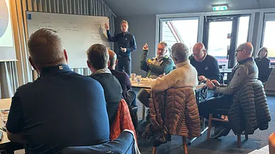En whiteboardtavla där det står ord som Årsmöte, Styrelsen, Sälj Tävling med mera
