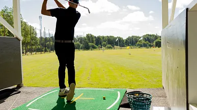 Golfspelare på driving range