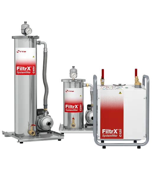 Tre FiltrX systemfilter i olika storlekar med tryckmätare, pumpar och röranslutningar
