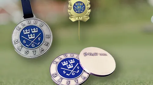 Golfmärken och golfboll på gräsmatta