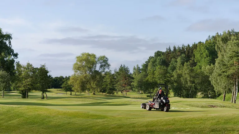 Gräsklippare på golfbana