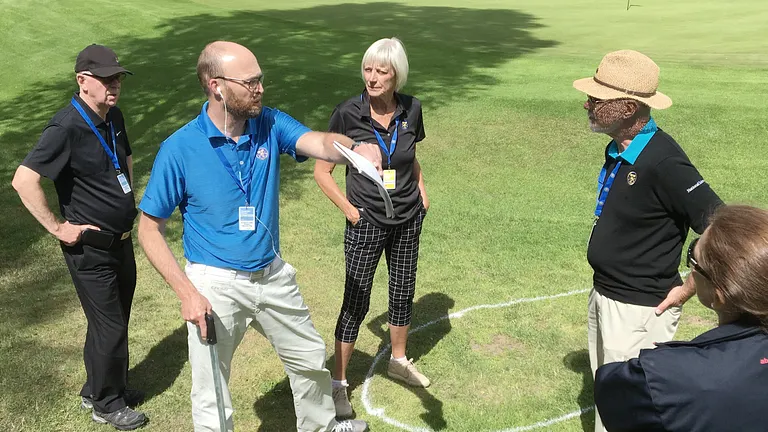 Blivande golfdomare på golfbana