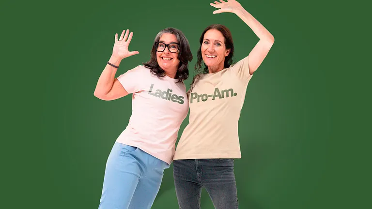 Två kvinnor som vinkar med tröjor med texten ladies och pro-am.