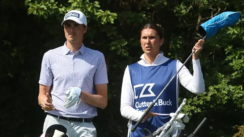 En golfspelare och hans caddie planerar inför ett utslag på Cutter & Buck Tour.. 