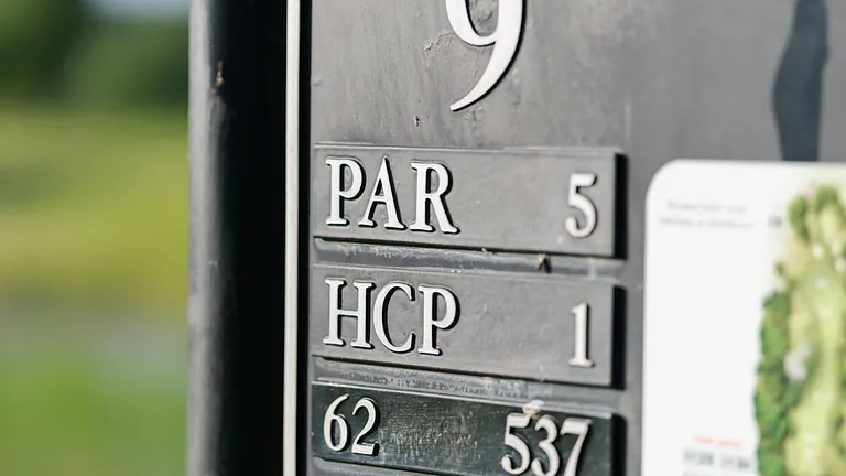 Skylt vid golfhål med information om par och handiap för hålet