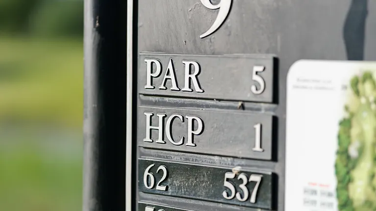 Skylt vid golfhål med information om par och handiap för hålet