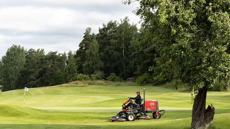 Gräsklippare på golfbana